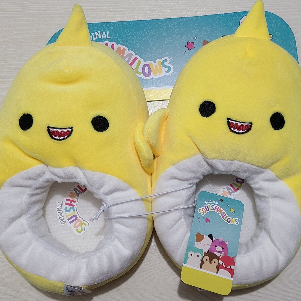 NWT Squishmallow Chandler the Shark Kids Slippers